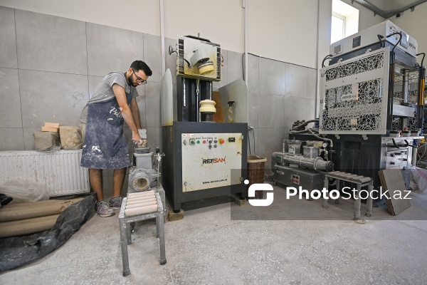 Gildən müxtəlif əşyaların hazırlandığı keramika emalatxanası