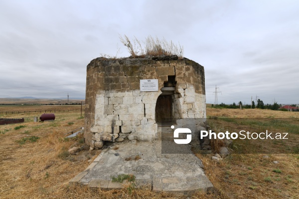 Gilgilçay qəsəbəsində yerləşən XVIII əsrə aid Pir Xəlil türbəsi