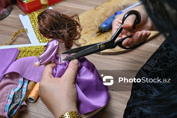 Milli ornamentlərlə zəngin bədii gəlinciklər hazırlayan Günel Həsənova