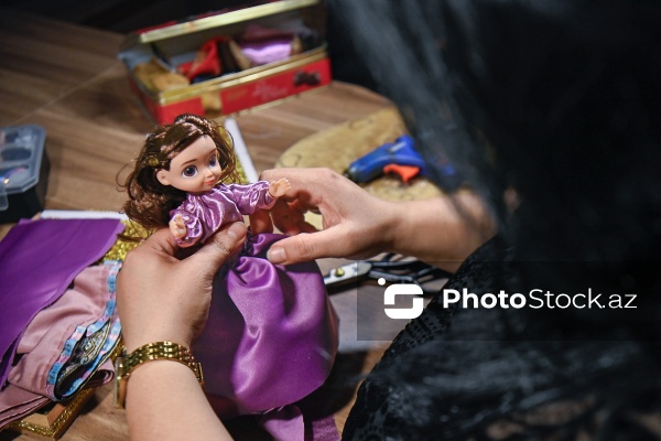 Milli ornamentlərlə zəngin bədii gəlinciklər hazırlayan Günel Həsənova