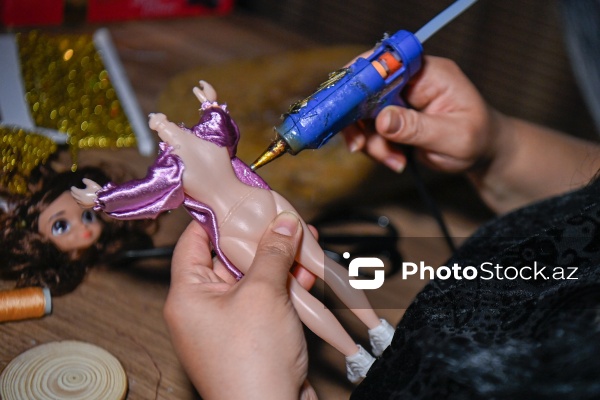 Milli ornamentlərlə zəngin bədii gəlinciklər hazırlayan Günel Həsənova