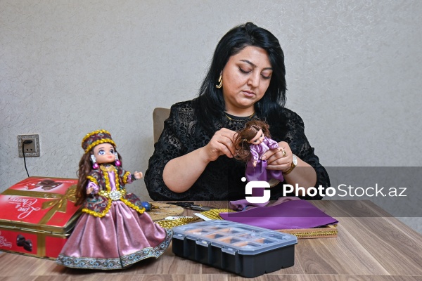 Milli ornamentlərlə zəngin bədii gəlinciklər hazırlayan Günel Həsənova