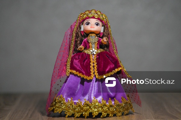 Milli ornamentlərlə zəngin bədii gəlinciklər hazırlayan Günel Həsənova