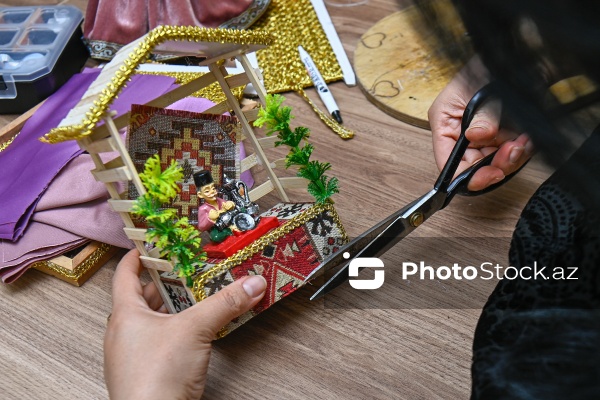 Milli ornamentlərlə zəngin bədii gəlinciklər hazırlayan Günel Həsənova