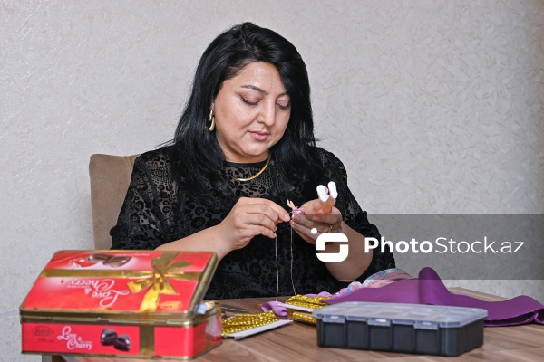 Milli ornamentlərlə zəngin bədii gəlinciklər hazırlayan Günel Həsənova