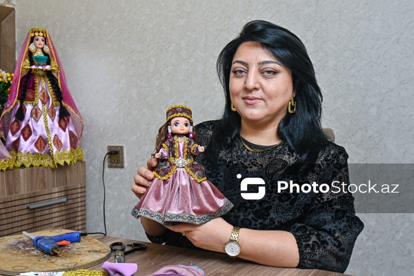 Milli ornamentlərlə zəngin bədii gəlinciklər hazırlayan Günel Həsənova