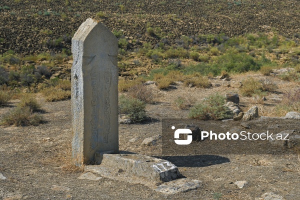 Hacıqabulda yerləşən orta əsrlərə aid türbə