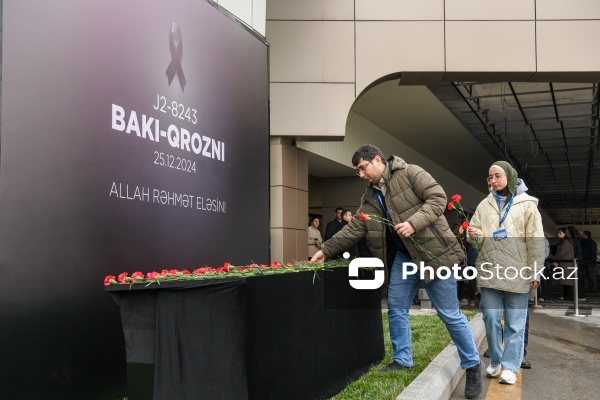 Hava limanında təyyarə qəzasında həlak olanların xatirəsinə yaradılmış guşə