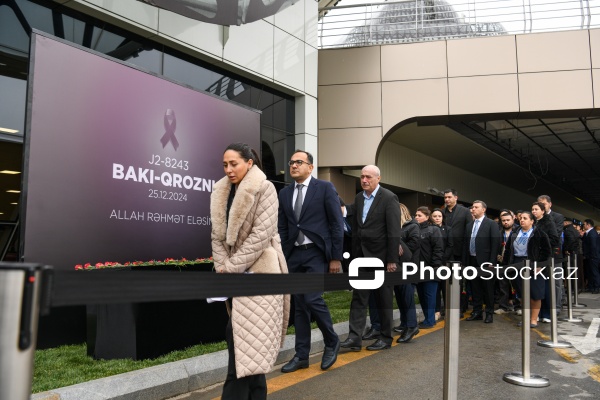 Hava limanında təyyarə qəzasında həlak olanların xatirəsinə yaradılmış guşə