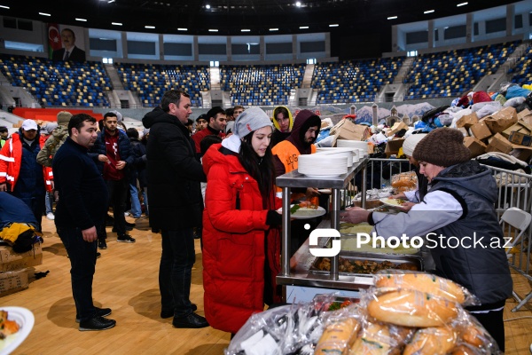 Heydər Əliyev adına İdman kompleksində Türkiyə üçün yığılan yardımın ikinci günü