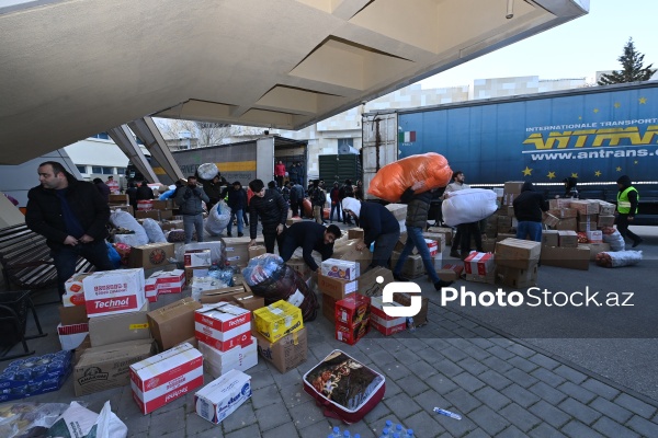 Heydər Əliyev adına İdman kompleksində Türkiyə üçün yığılan yardımlar