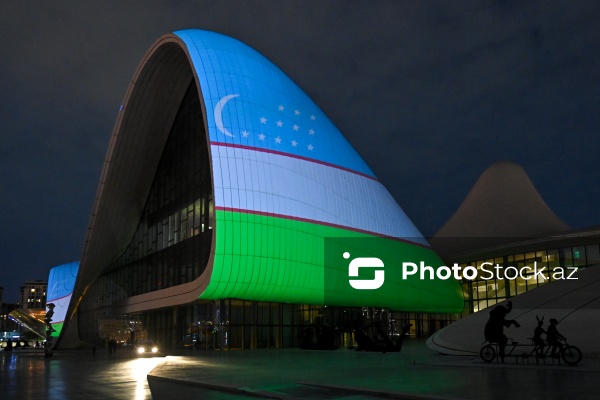 Heydər Əliyev Mərkəzinin binası üzərinə Özbəkistan bayrağı proyeksiya olunub