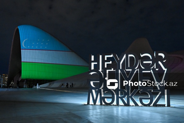 Heydər Əliyev Mərkəzinin binası üzərinə Özbəkistan bayrağı proyeksiya olunub