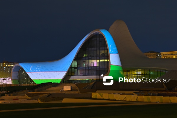 Heydər Əliyev Mərkəzinin binası üzərinə Özbəkistan bayrağı proyeksiya olunub