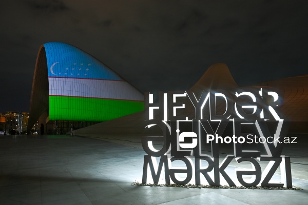 Heydər Əliyev Mərkəzinin binası üzərinə Özbəkistan bayrağı proyeksiya olunub