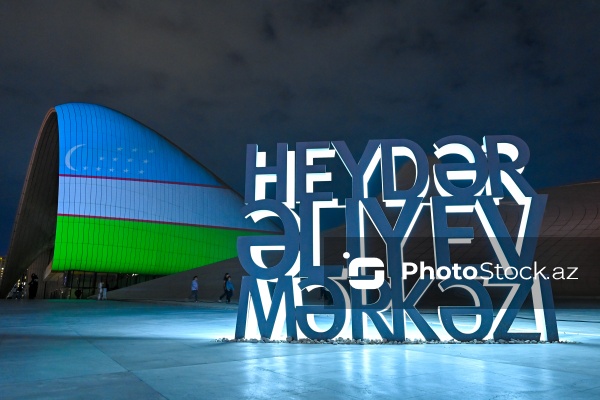 Heydər Əliyev Mərkəzinin binası üzərinə Özbəkistan bayrağı proyeksiya olunub