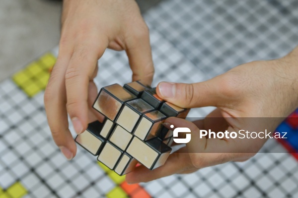 Rubik kubları ilə portretlər hazırlayan Həzrət Məmmədrzayev