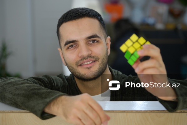 Rubik kubları ilə portretlər hazırlayan Həzrət Məmmədrzayev