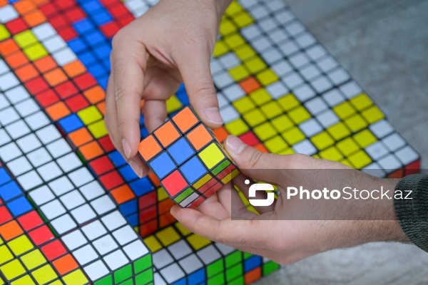 Rubik kubları ilə portretlər hazırlayan Həzrət Məmmədrzayev