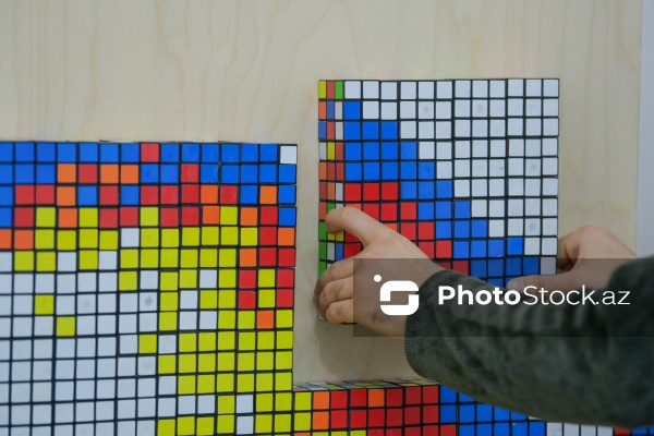 Rubik kubları ilə portretlər hazırlayan Həzrət Məmmədrzayev