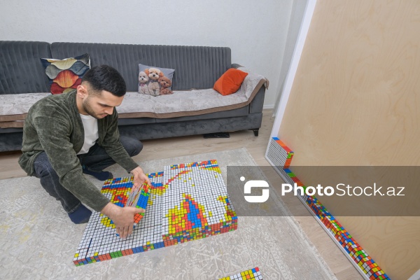 Rubik kubları ilə portretlər hazırlayan Həzrət Məmmədrzayev