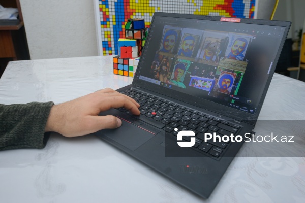 Rubik kubları ilə portretlər hazırlayan Həzrət Məmmədrzayev