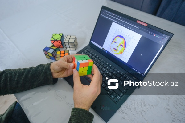 Rubik kubları ilə portretlər hazırlayan Həzrət Məmmədrzayev