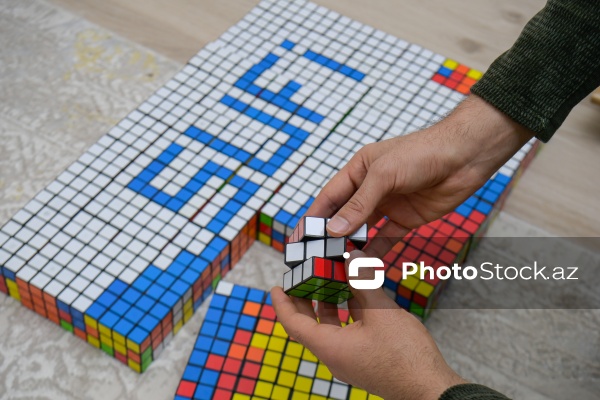 Rubik kubları ilə portretlər hazırlayan Həzrət Məmmədrzayev
