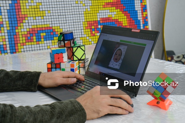 Rubik kubları ilə portretlər hazırlayan Həzrət Məmmədrzayev