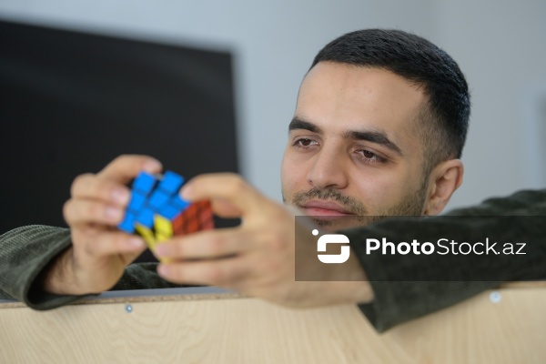 Rubik kubları ilə portretlər hazırlayan Həzrət Məmmədrzayev