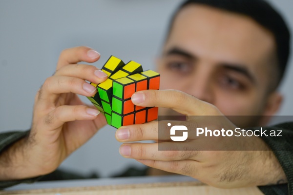 Rubik kubları ilə portretlər hazırlayan Həzrət Məmmədrzayev