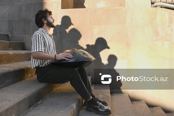 Handpan ifaçısı Elrein Aman