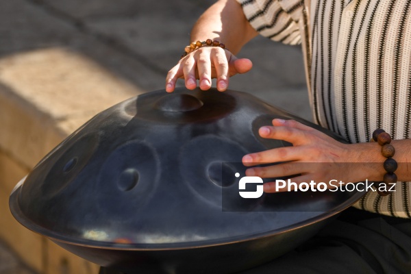 Hisslərlə ifa edilən handpan musiqi aləti