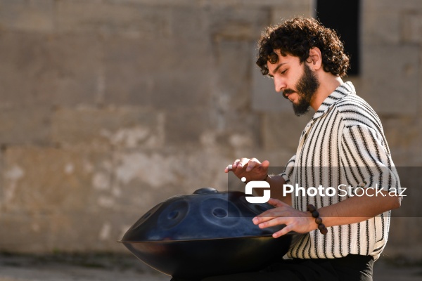Handpan ifaçısı Elrein Aman
