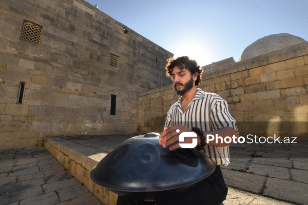 Hisslərlə ifa edilən handpan musiqi aləti