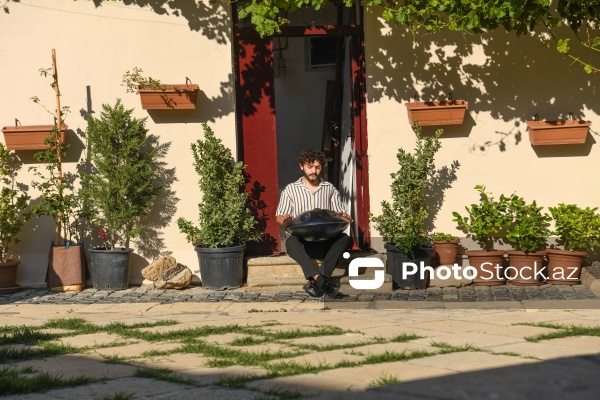 Handpan ifaçısı Elrein Aman