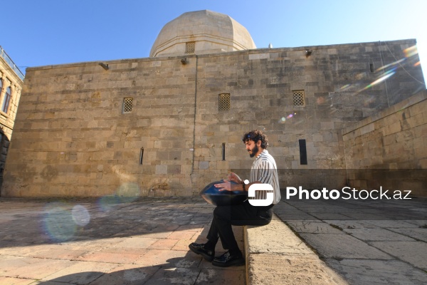 Handpan ifaçısı Elrein Aman