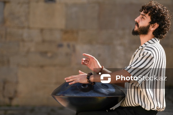 Handpan ifaçısı Elrein Aman