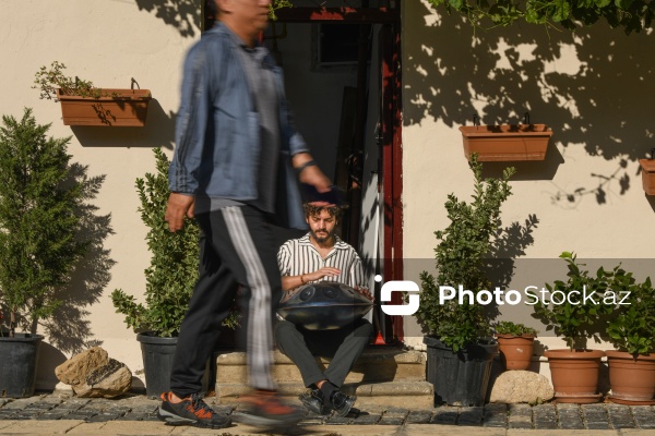 Handpan ifaçısı Elrein Aman