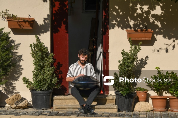 Handpan ifaçısı Elrein Aman