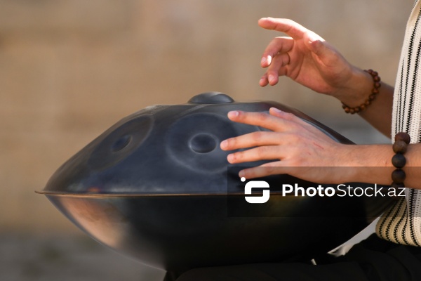 Hisslərlə ifa edilən handpan musiqi aləti