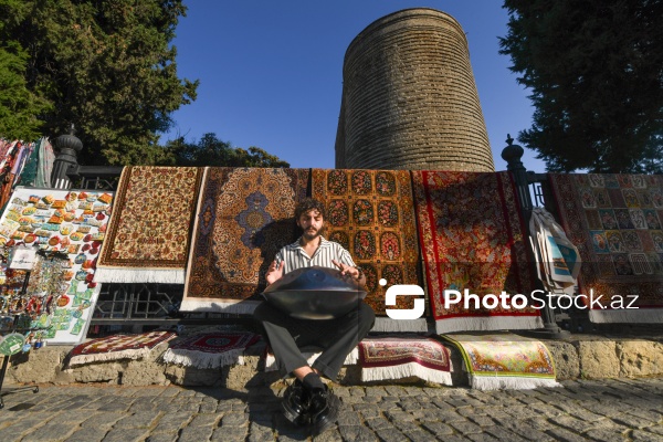 Handpan ifaçısı Elrein Aman