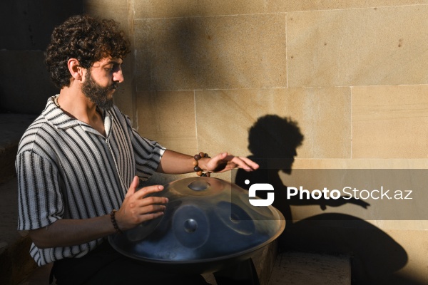 Handpan ifaçısı Elrein Aman