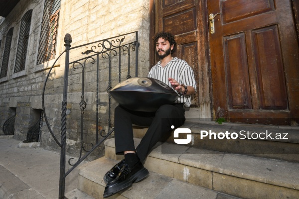 Handpan ifaçısı Elrein Aman