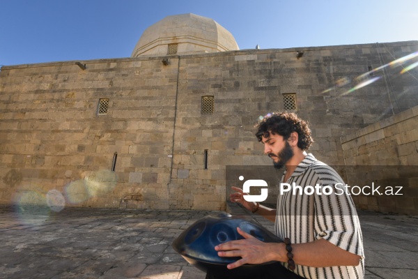 Handpan ifaçısı Elrein Aman