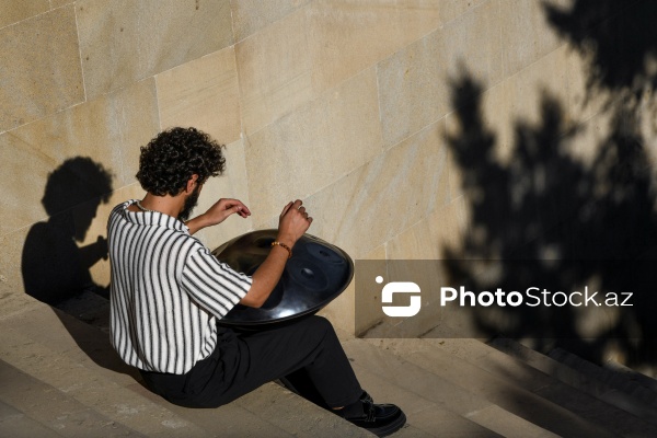 Hisslərlə ifa edilən handpan musiqi aləti