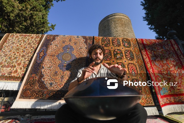 Handpan ifaçısı Elrein Aman