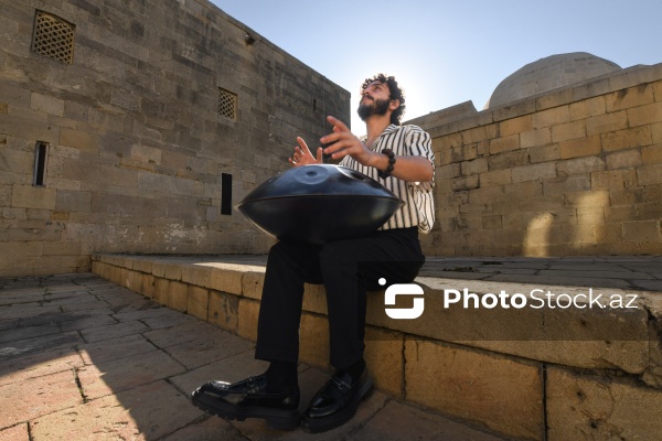 Handpan ifaçısı Elrein Aman