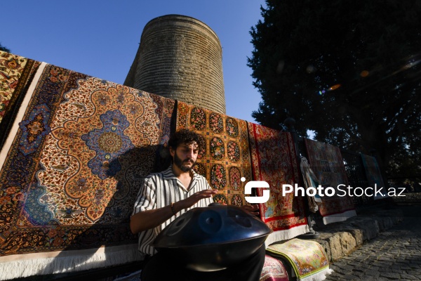 Handpan ifaçısı Elrein Aman