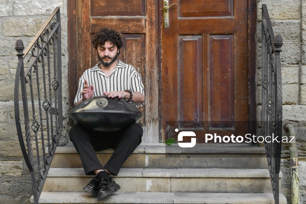 Handpan ifaçısı Elrein Aman